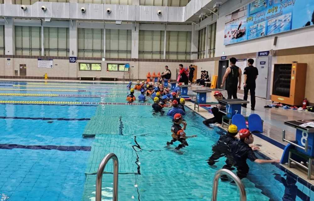 ▲소방, 경찰 초급간부생들이 근무복 착용 상태에서 생존수영을 훈련받고 있다. ⓒ해양경찰교육원