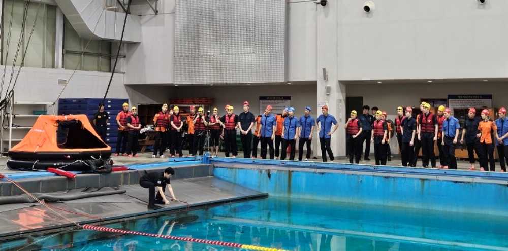 ▲구명벌 작동 관련 실습 준비 과정에 참관하고 있다. ⓒ해양경찰교육원