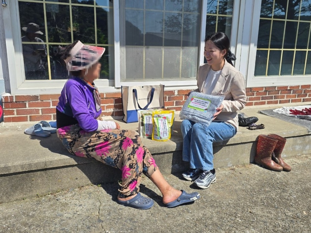 ▲순천시치매안심센터 관계자가 치매어르신 가정에 영양식 등 건강꾸러미를 전달하고 있다 ⓒ순천시