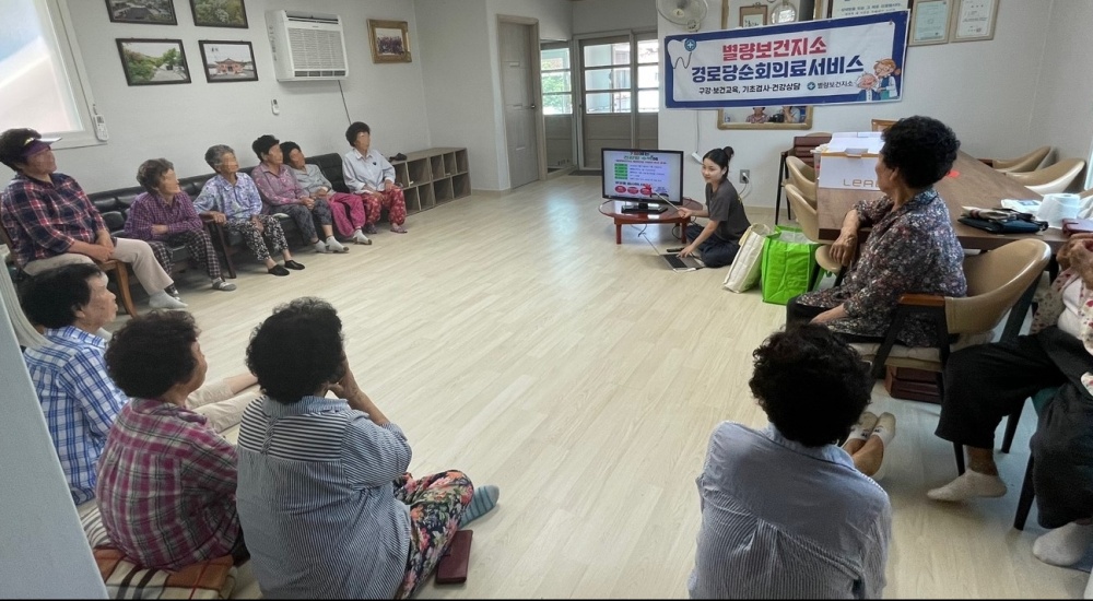▲지난 7월 별량보건지소에서 신촌경로당에 방문해 경로당순회의료서비스를 제공하고 있다. ⓒ순천시