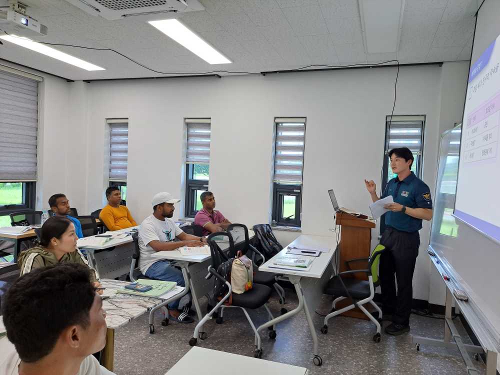 ▲ 외국인의 기초질서 현장 방문 교육 모습  ⓒ전남기동순찰대