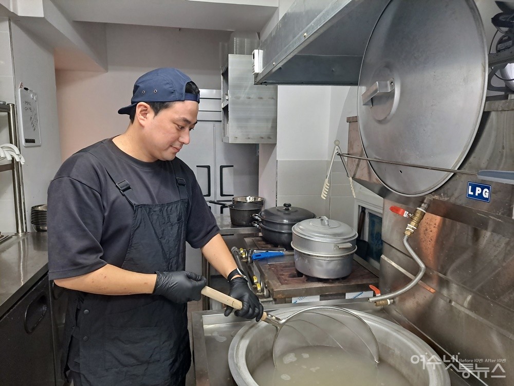 ▲ 박힘찬 대표가 면을 삶고 있다. ⓒ조찬현