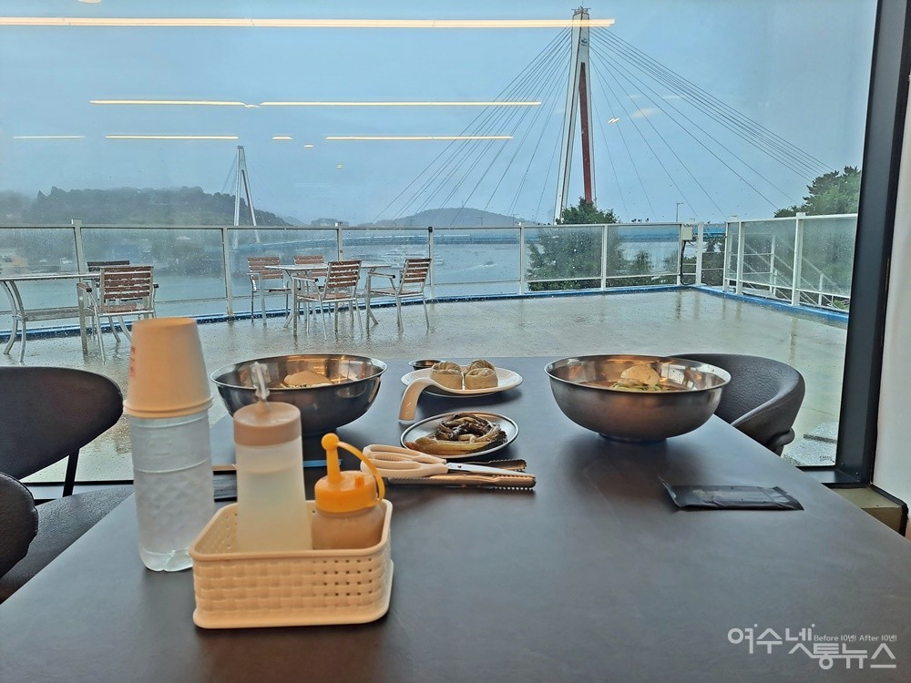 ▲ 여수 바다냉면의 물냉과 비냉 기본 상차림이다. ⓒ조찬현