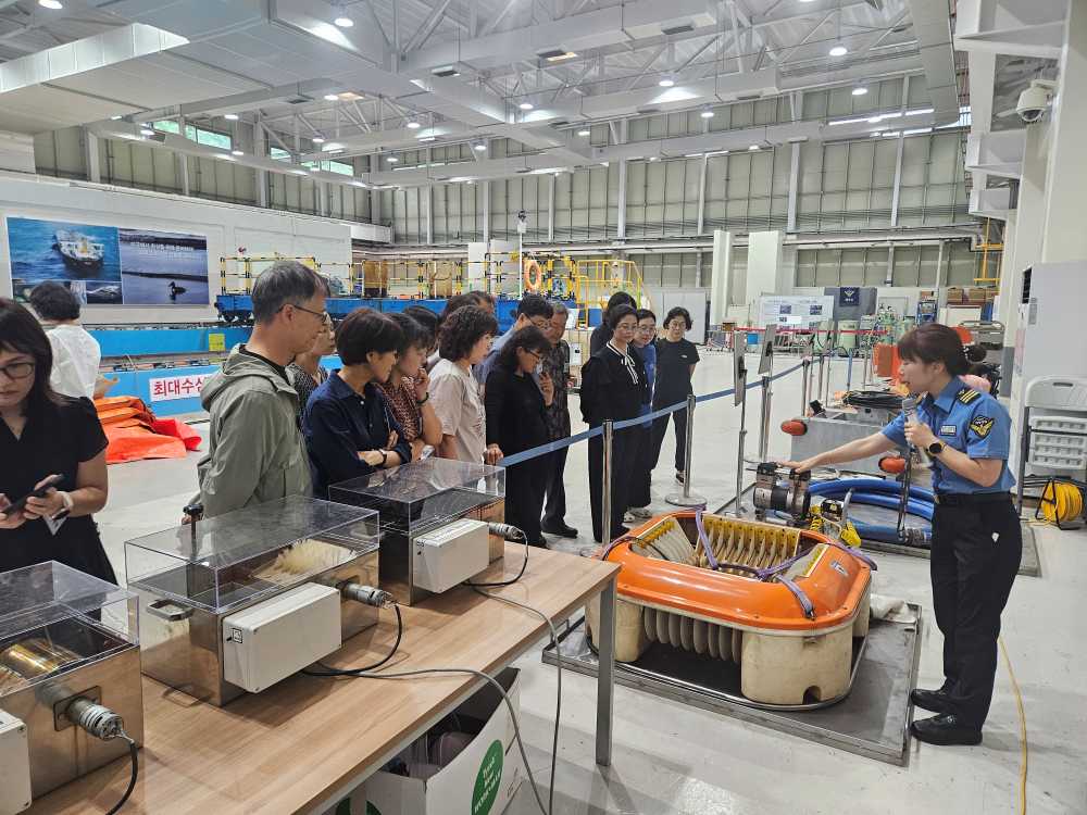 ▲해양경찰이 사용하는 방제 기자재를 설명듣고 있다. ⓒ해양경찰교육원