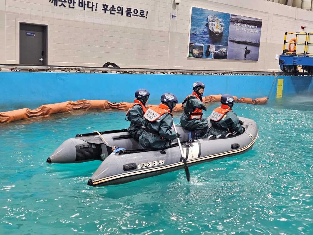 ▲교원들이 직접 오염방제 보트에 탑승해 실습하는 모습 ⓒ해양경찰교육원
