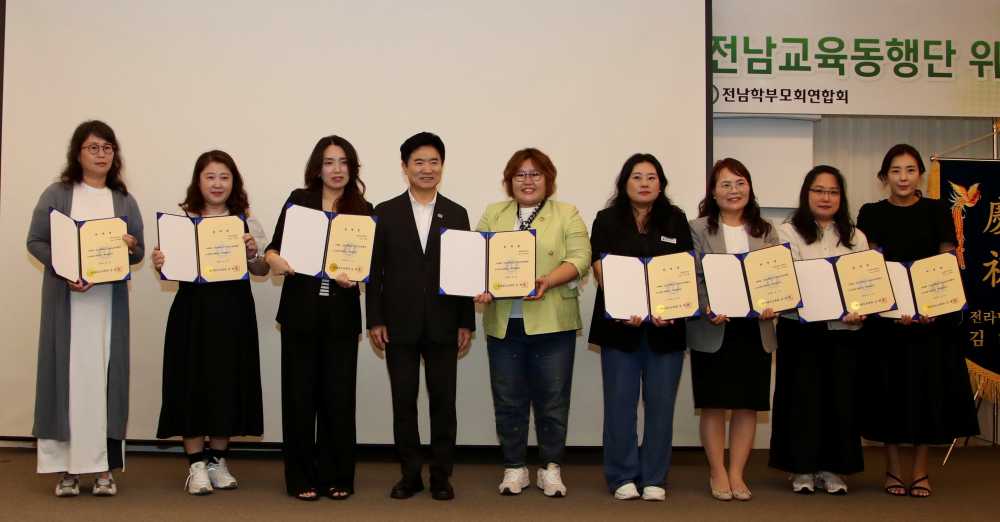 ▲‘전남교육동행단 위촉장’수여 후 단체 모습 ⓒ전남교육청