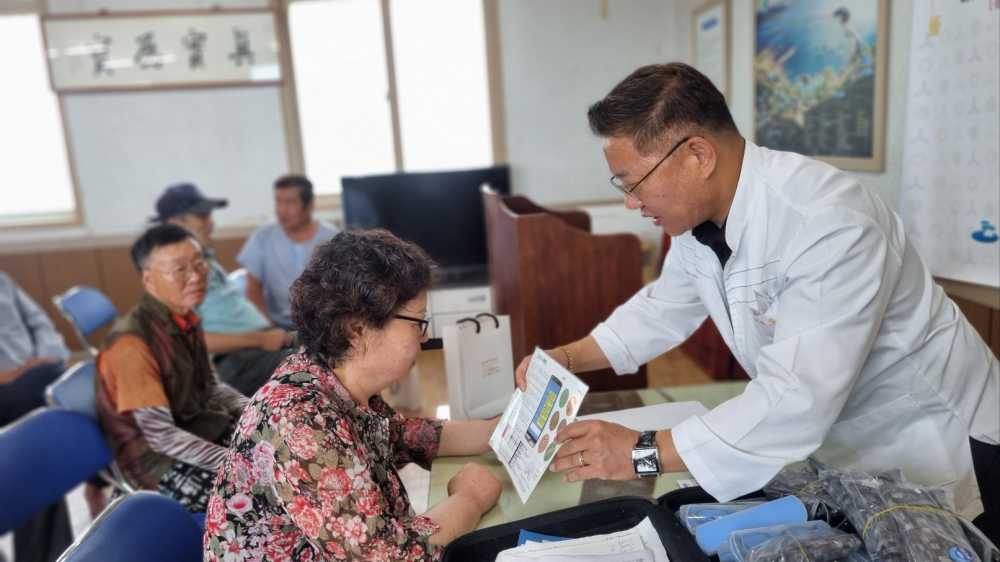 ▲  이순신안경 서금일 대표, 금천마을 찾아 '돋보기 안경 봉사' 펼쳐 ⓒ서금일 제공