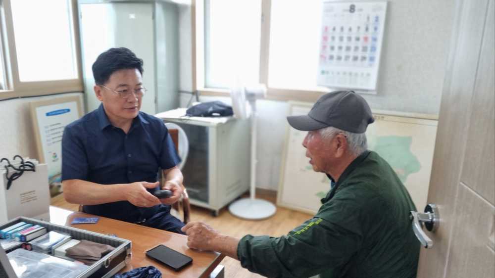 ▲  이순신안경 서금일 대표, 금천마을 찾아 '돋보기 안경 봉사' 펼쳐 ⓒ서금일 제공