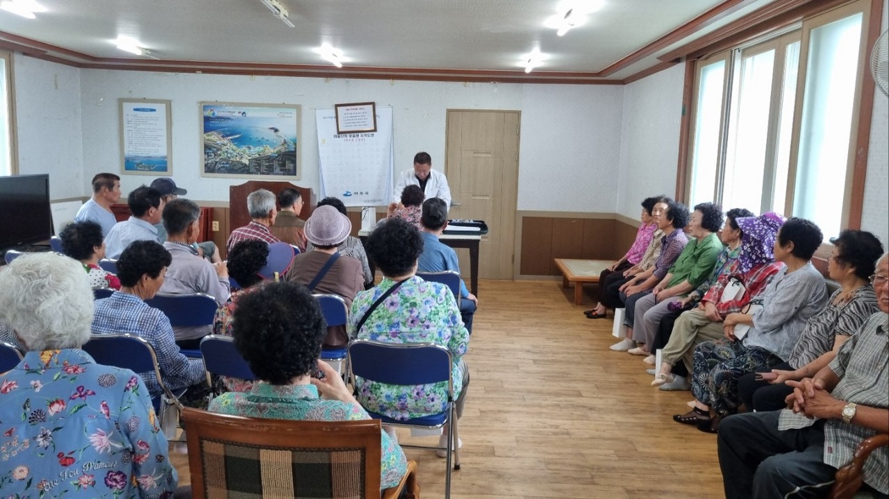 ▲ 이순신안경 서금일 대표, 금천마을 찾아 '돋보기 안경 봉사' 펼쳐 ⓒ서금일 제공