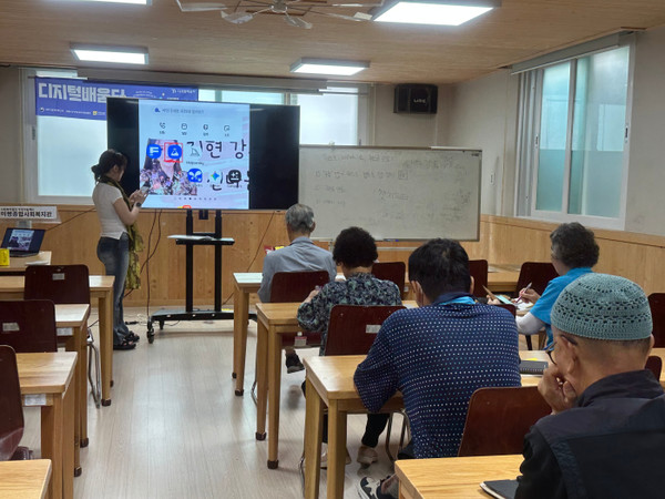 ▲  '소풍같은 인생학교' 만학도 학생들이 AI기술을 배우고 있다.
