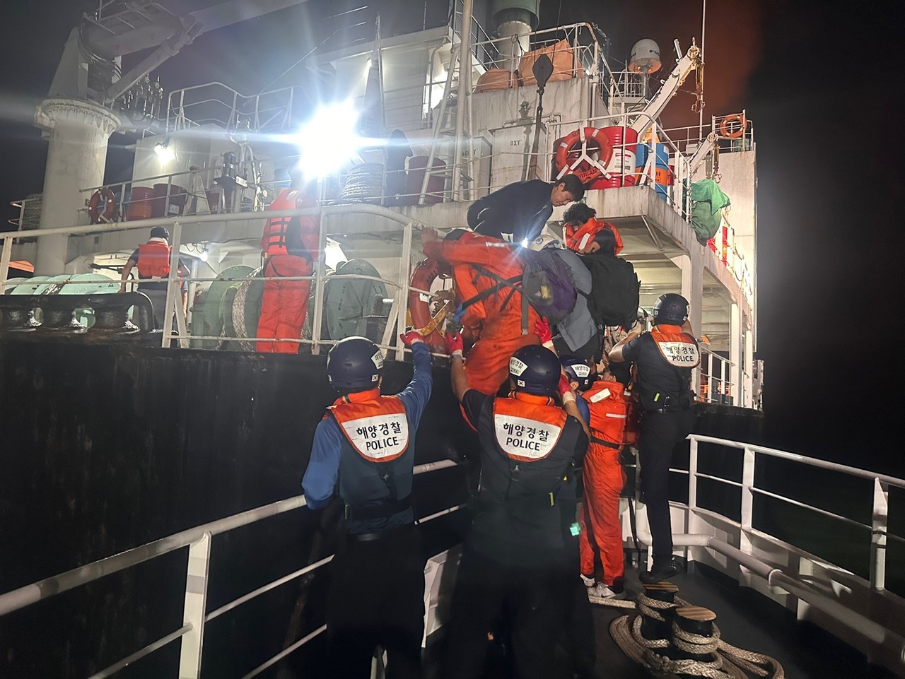 ▲ 여수해경 화재선박에서 선원을 구조하는 장면 ⓒ여수해경