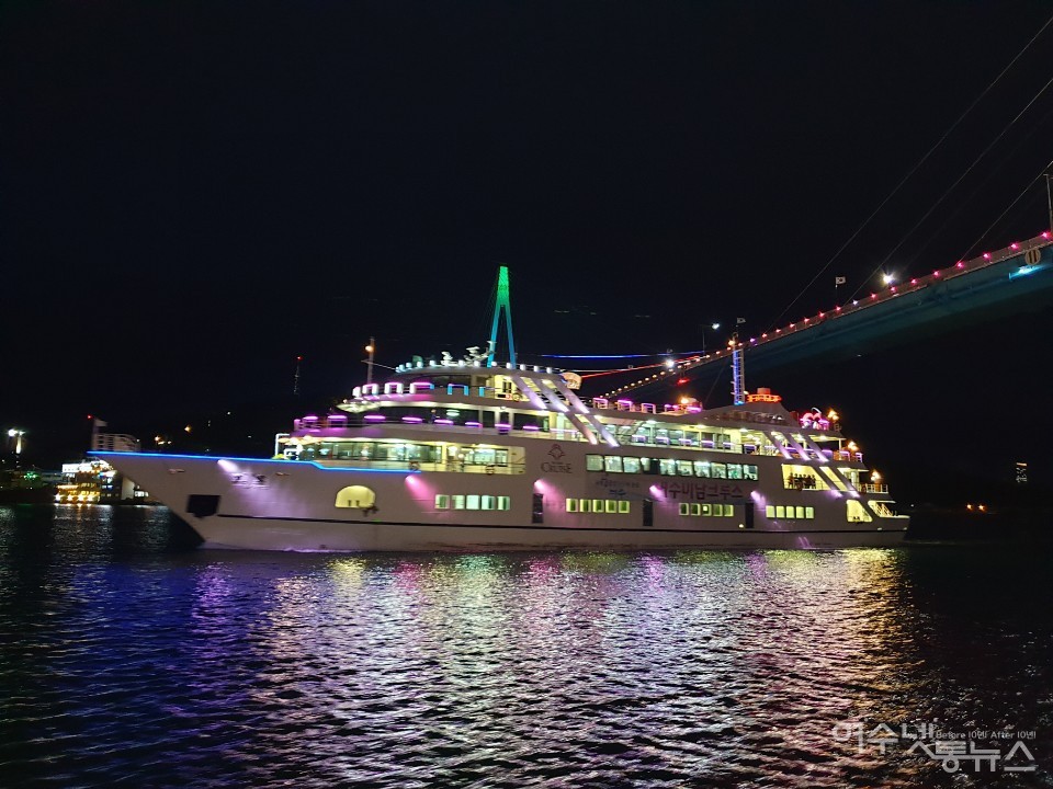 ▲ 여수 선상 불꽃투어 유람선 미남크루즈호다.   ⓒ임규성
