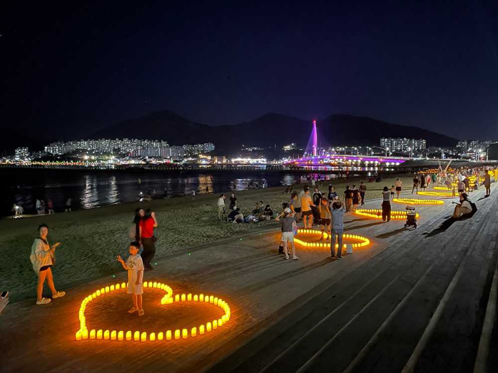 ▲웅천 해변 일대에 설치된 약 1만 개의 캔들 ⓒ여수시