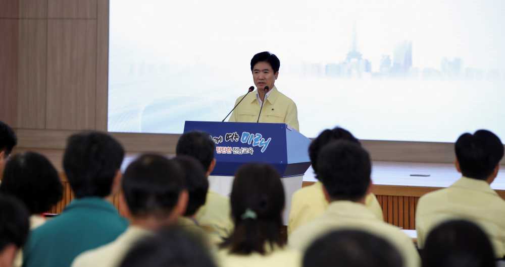▲김대중 전남교육감이 18일 ‘2025 을지연습’ 최초 상황 보고 후 메시지를 전하고 있다. ⓒ전라남도교육청