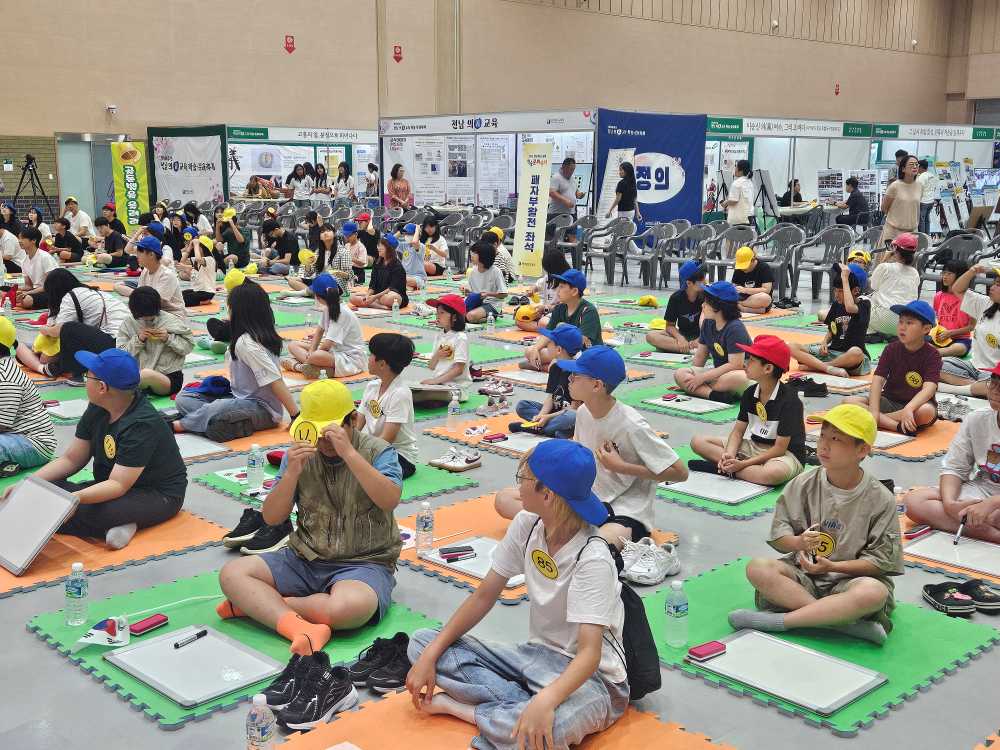 ▲‘2025. 의(義)교육 역사골든벨’에서 학생들이 문제를 풀고 있다. ⓒ전라남도교육청