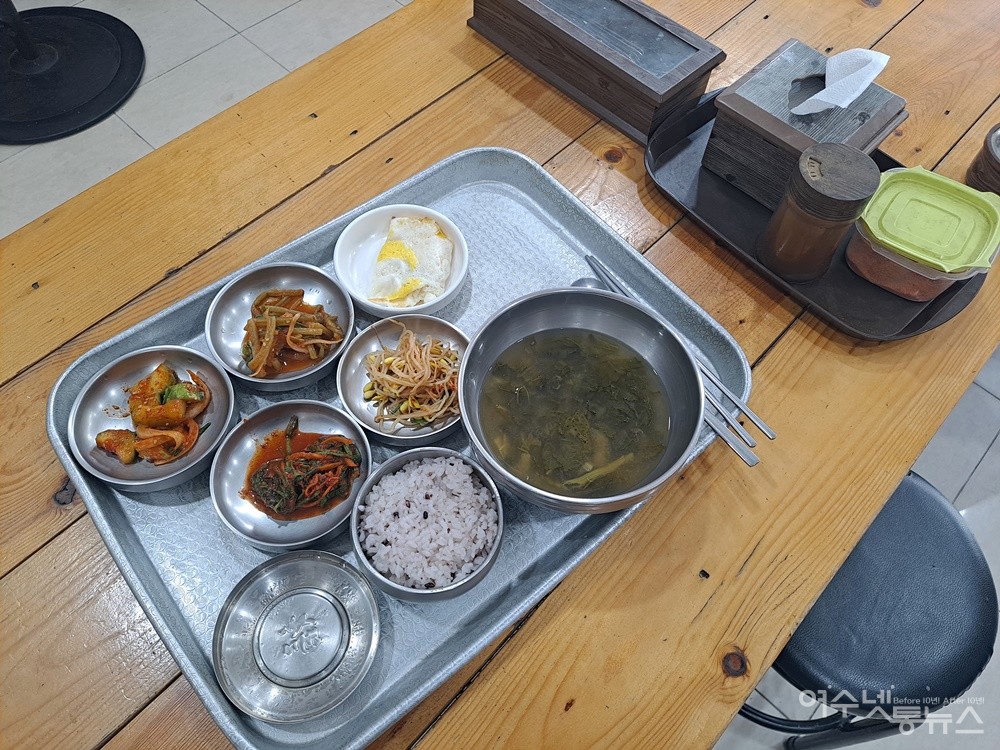 ▲ 여수 서시장 인근 대성국밥집의 시래기국밥 1인분 3천 원 기본 상차림이다. ⓒ조찬현