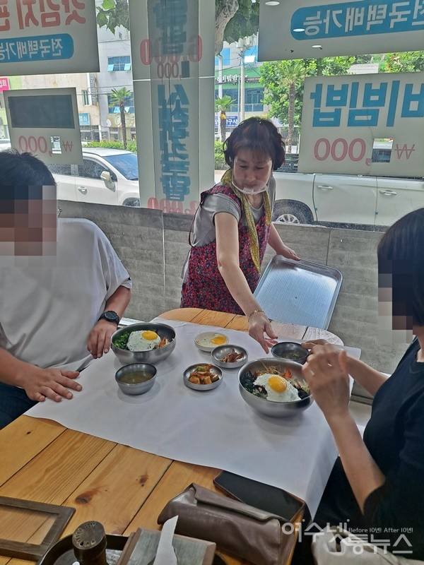 ▲여수 서시장 인근 대성국밥집의 비빔밥(1인분 5천 원) 기본 상차림이다. 이 손님은 “가격이 너무 저렴해 오히려 미안할 정도다”라고 말했다. ⓒ조찬현