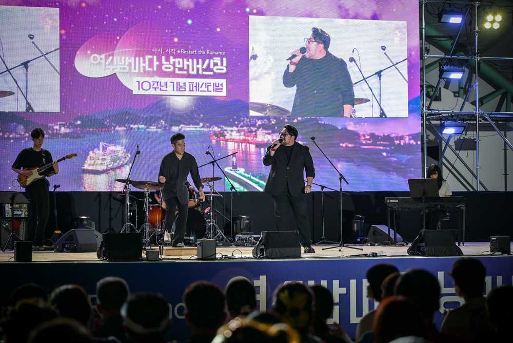 ▲8월 15일 해양공원 일대에서 열린 ‘2025 여수밤바다 낭만버스킹 페스티벌’에 약 2만 명의 시민과 관광객이 찾으며 성황리에 마무리됐다고 밝혔다. ⓒ여수시