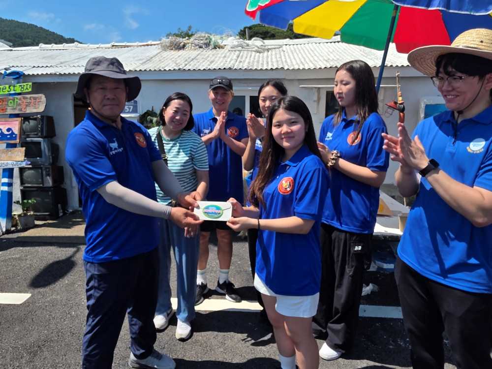 ▲친구들이 기부금을 전닿하고 있다. ⓒ심명남