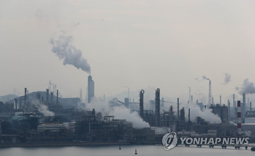 ▲ 수증기 피어오르는 공장 단지(여수=연합뉴스) 형민우 기자 = 전남 여수시 여수국가산업단지에서 하얀 수증기가 올라오고 있다. 2020.12.7 minu21@yna.co.kr