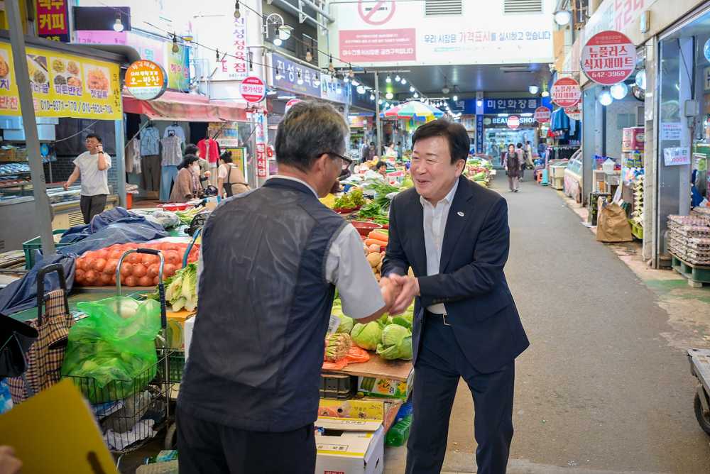▲서시장과 주변 시장을 방문해 민생회복 소비쿠폰 사용 실태를 점검하고 상인·시민과 소통하는 시간을 가졌다. ⓒ여수시