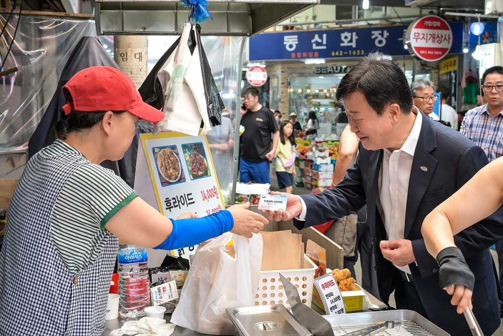 ▲시장 곳곳을 돌며 상인들의 고충을 청취했다. ⓒ여수시