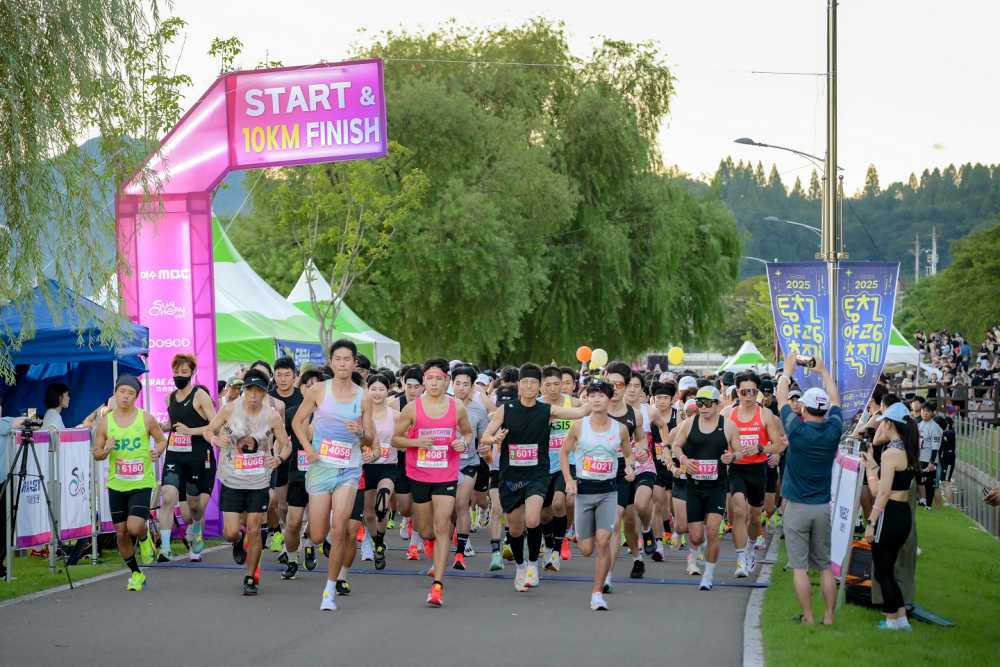 ▲ 지난 16일 _야광레이스_ 10km 코스에 참가한 주자들이 동천변을 달리고 있다 ⓒ순천시