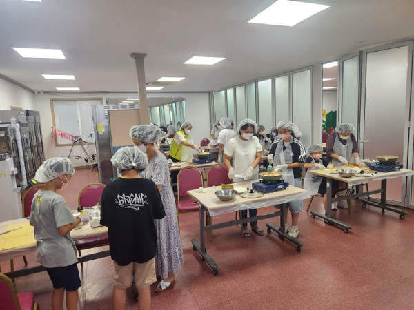 ▲ '해피투게더' 참여가족이 '가족'의 레시피로 요리를 하고 있다. 