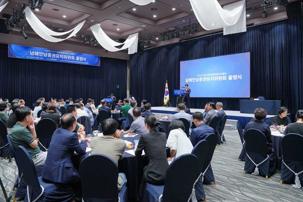 ▲지난 19일 히든베이호텔에서 개최된 ‘COP33 남해안남중권 민간 유치위원회 출범식’에서 정기명 여수시장이 격려사를 하고 있다. ⓒ여수시