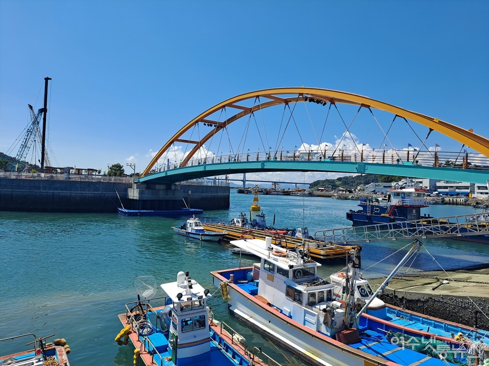 ▲ 녹동항의 또 다른 명소인 바다정원으로 이어진 교량이다. ⓒ조찬현