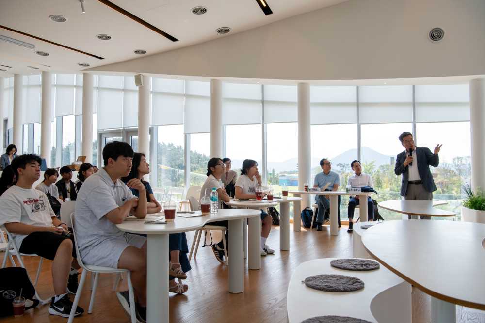 ▲ 객원교수와 학생·학부모·교직원이 참여한 토크콘서트 현장 ⓒ전남교육 꿈실현재단