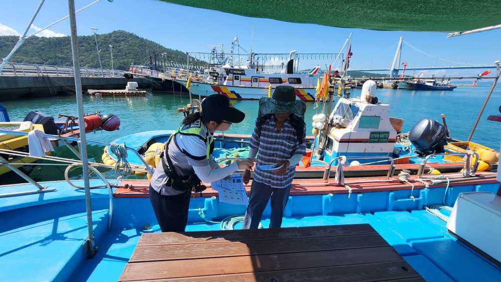 ▲ 어민대상 승선원변동 신고 스티커를 배부중인 모습 ⓒ여수해양경찰서