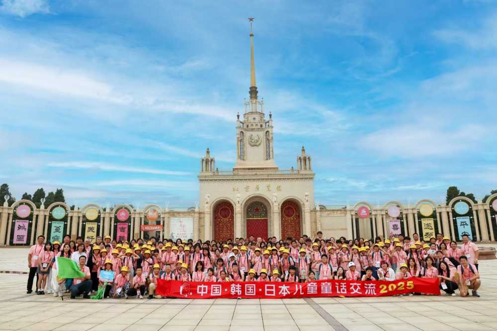▲베이징 전람관 앞에서 단체 사진을 찍고 있다. ⓒ전라남도교육청