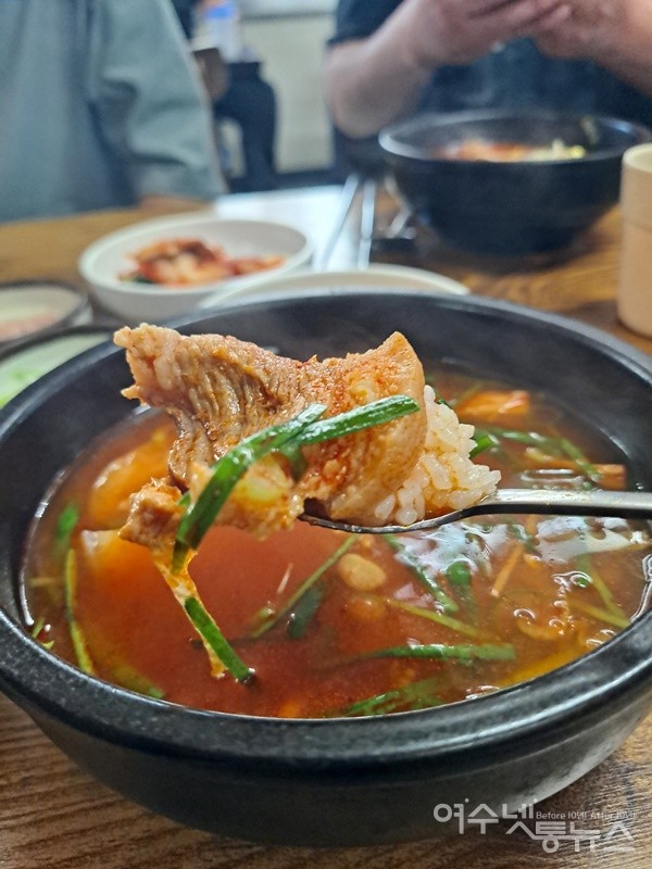 ▲ 별미 흑돼지국밥은 한술 떠먹으면 이내 또 숟가락이 간다. ⓒ조찬현