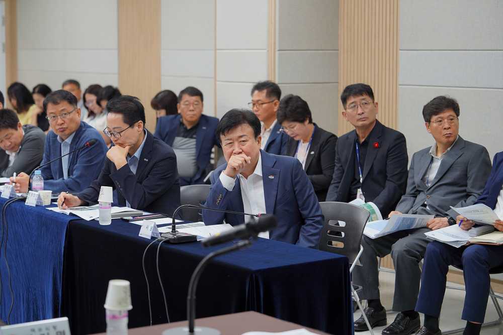 ▲8월 26일 엑스포컨벤션센터 세미나실에서 2026여수세계섬박람회 현안 대책회의를 주재하고 종합지원계획 추진현황과 오는 9월 5일 열리는 ‘D-365 기념행사’ 및 연계 행사 ‘2025 국제 섬 포럼’ 준비 상황을 점검했다. ⓒ여수시