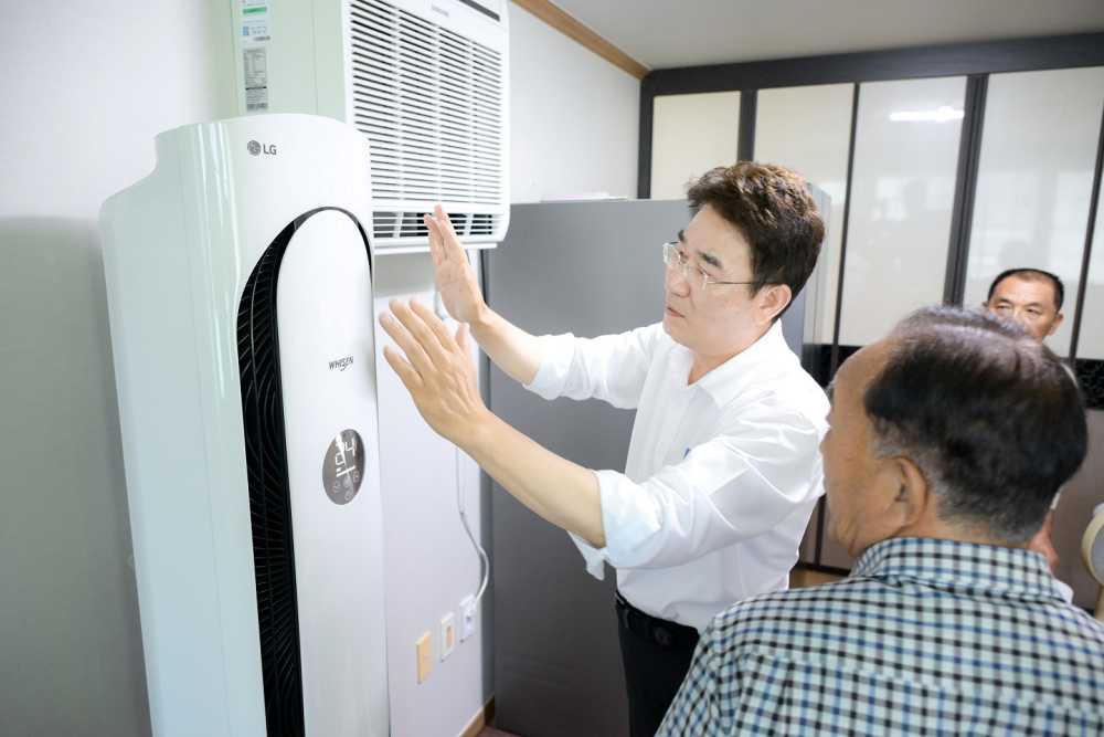 ▲ 지난 7월 노관규 순천시장이 폭염피해 예방을 위해 무더위쉼터 조곡경로당을 방문해 어르신들의 건강을 살폈다 ⓒ순천시