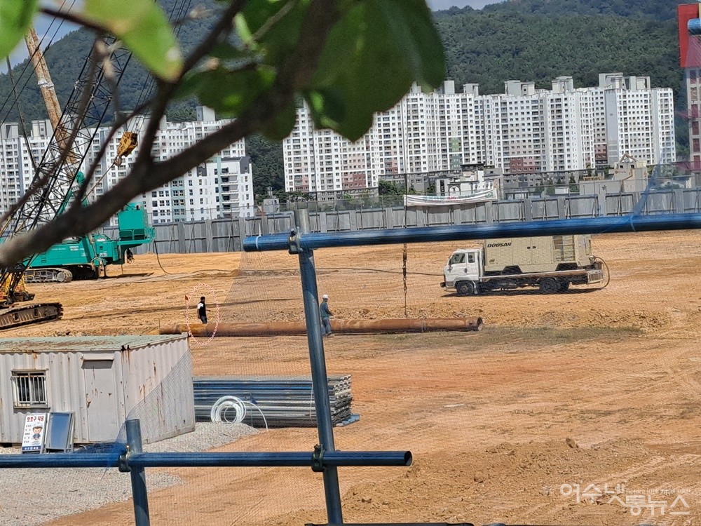 ▲ 일부 작업자는 안전모와 안전장비를 착용하지 않은 채 항타 작업을 준비하고 있다. ⓒ조찬현