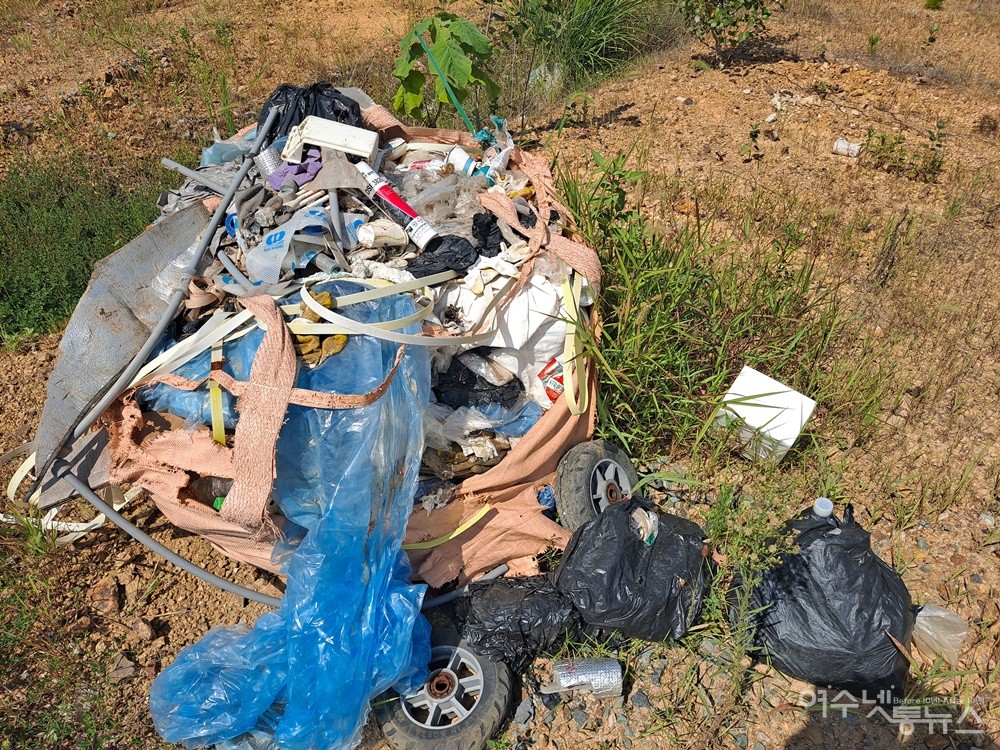 ▲ 공사장 주변 공지에는 건설 폐기물과 생활 쓰레기들이 무단 방치된 채 쌓여 있다. ⓒ조찬현