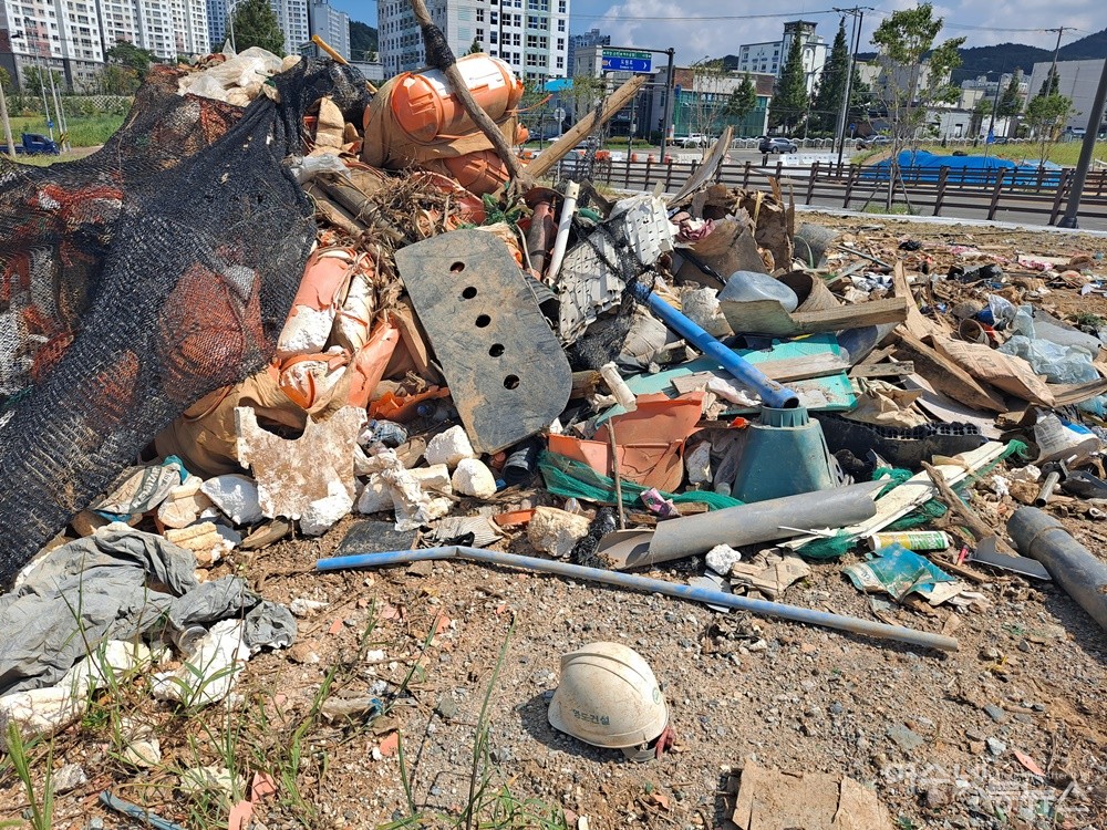 ▲ 각종 건설 폐기물과 생활 쓰레기가 무단으로 버려진 채 방치돼 도시 미관을 훼손하고 있다.  ⓒ조찬현