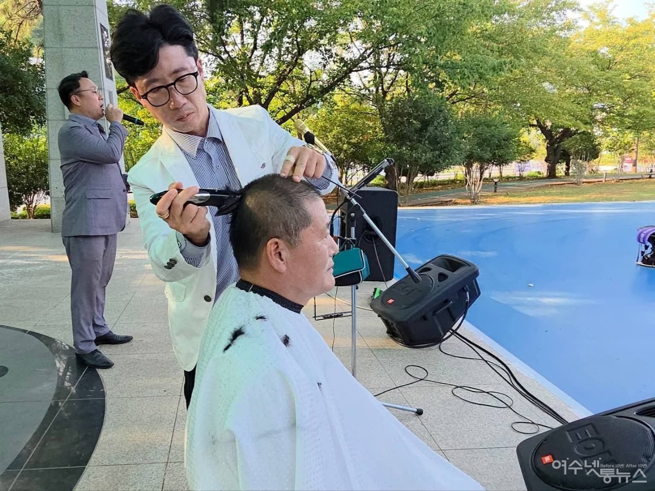 ▲ 27일 여수 미관공원에서 열린 ‘여수MBC 지키기 시민문화제’에서 유순식 씨가 삭발식을 하며 순천 이전 반대 의지를 드러내고 있다. ⓒ유순식 