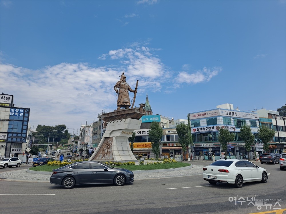 ▲ 여수 중앙동 로터리 이순신 장군 동상이다. ⓒ조찬현