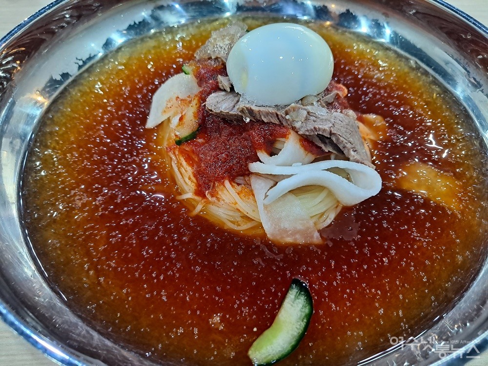 ▲ 여수밀면은 살얼음 육수에 면발이 가득하다. ⓒ조찬현