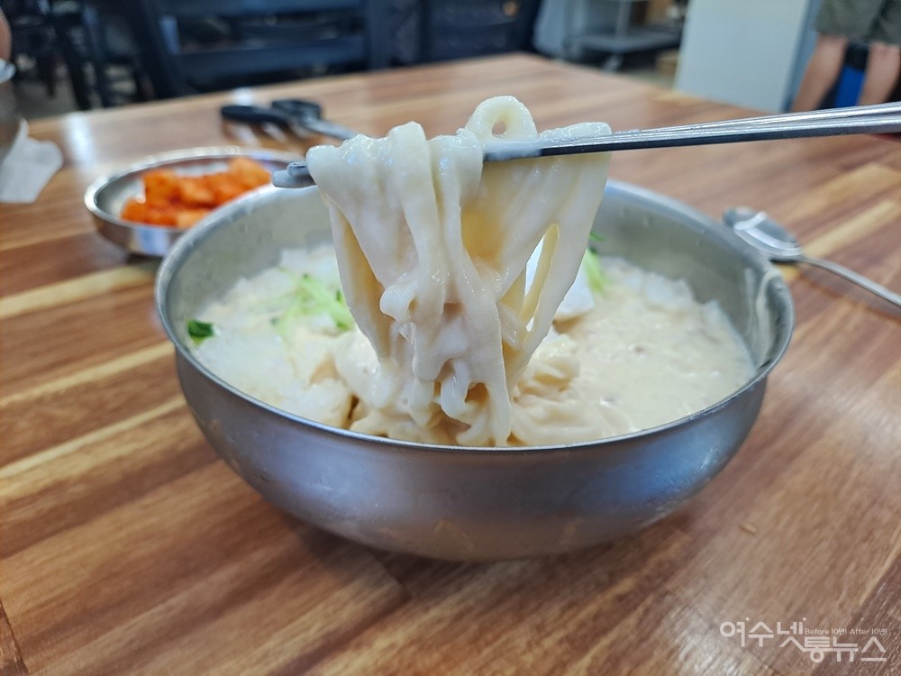 ▲ 전통팥죽 콩국수의 특징은 자가제면한 납작 면발이다. ⓒ조찬현