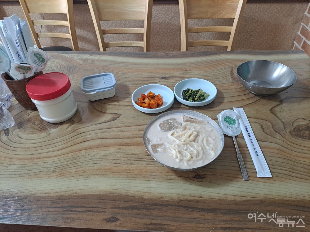 ▲ 여수 노포 콩국수 맛집인 중앙식당은 콩물에 자가제면한 오동통한 면발이다. ⓒ조찬현