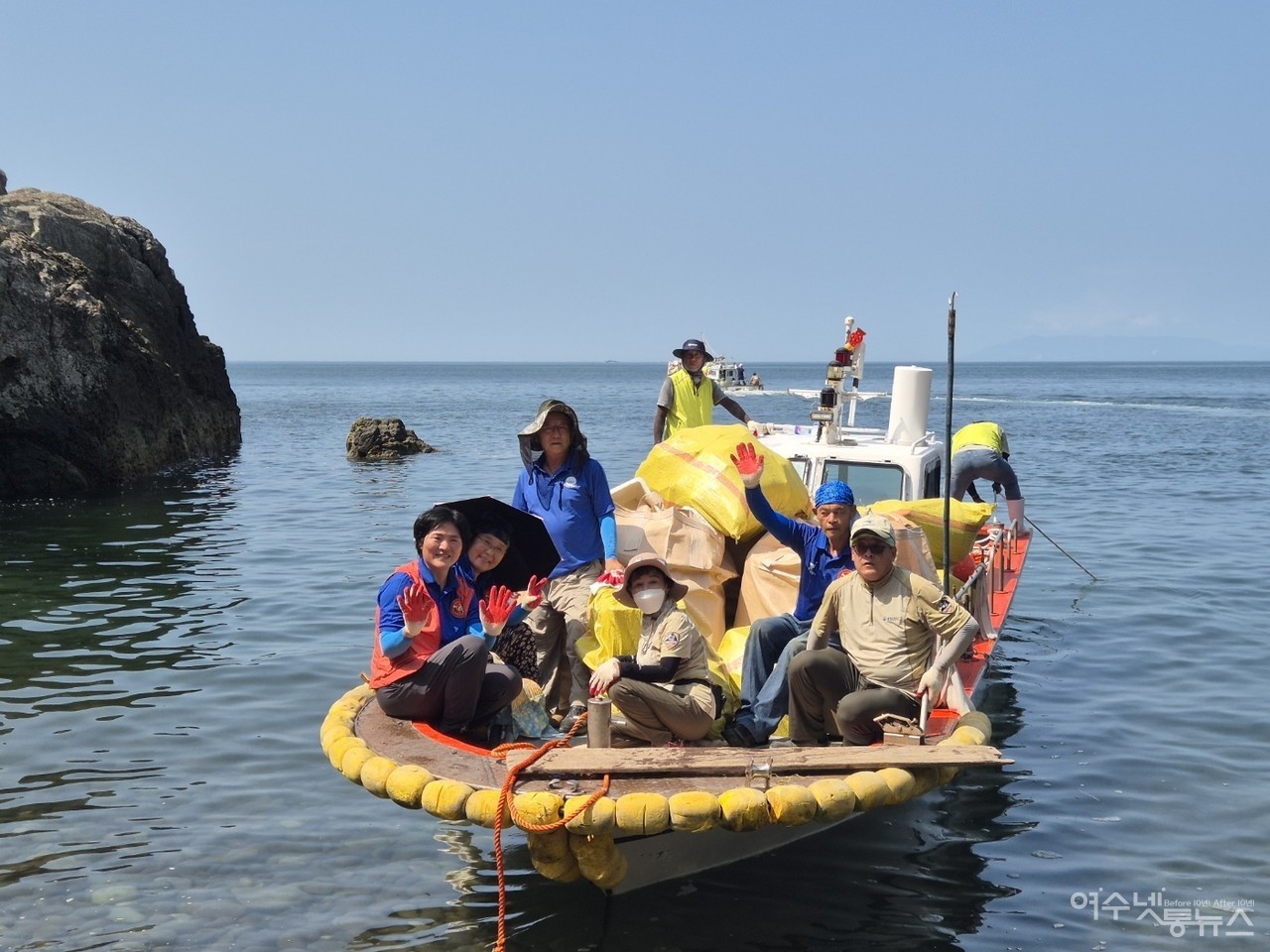 ▲ 28일 2026여수세계섬박회가 D-365를 맞아 금오도에서 열린 해양쓰레기 청결운동에 박성미의원과 다도해해상국립공원 직원들의 모습 ⓒ박근호 제공
