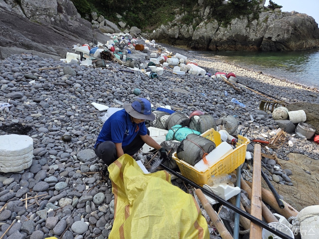 ▲ 28일 2026여수세계섬박회가 D-365를 맞아 금오도에서 해양쓰레기 청결활동 모습  ⓒ박근호 제공