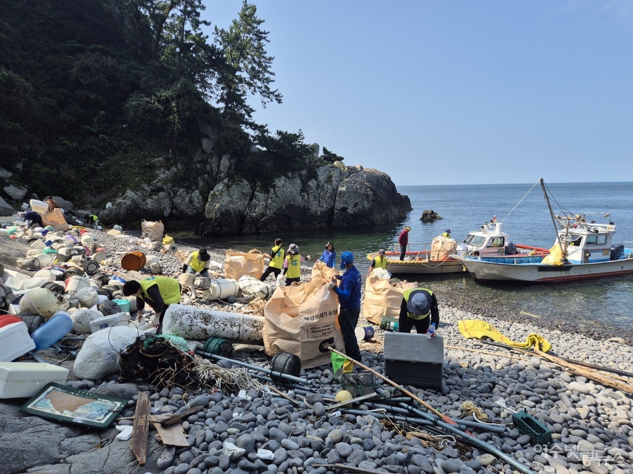 ▲ 28일 2026여수세계섬박회가 D-365를 맞아 수거한 해양쓰레기 모습  ⓒ박근호 제공