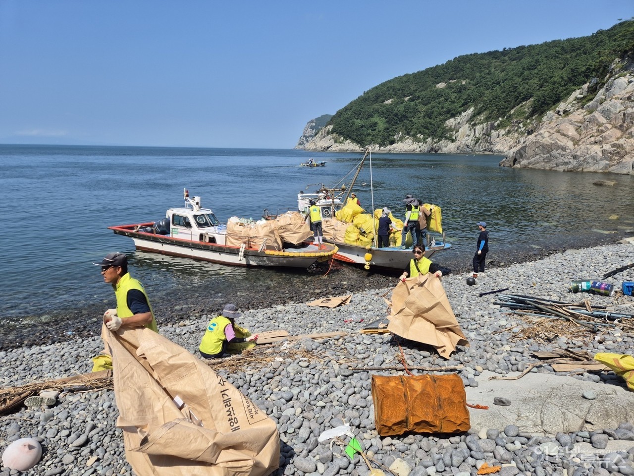▲ 28일 2026여수세계섬박회가 D-365를 맞아 금오도에서 펼쳐진 해양쓰레기 청결활동 모습  ⓒ박근호 제공