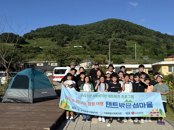 ▲ 섬으로 떠나는 캠핑 여행 - 텐트 밖은 섬마을