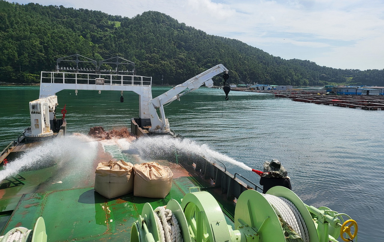 ▲ 적조 피해 예방- 황토 살포 ⓒ전라남도